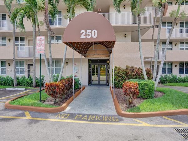 250 Jacaranda Dr, Unit 206, Plantation, FL 33324