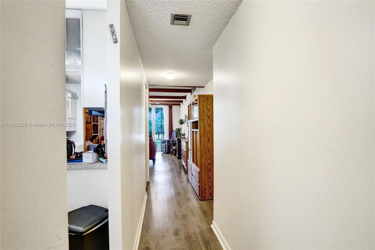 250 Jacaranda Dr, Unit 206, Plantation, FL 33324 Photo