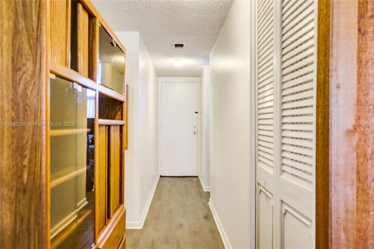 250 Jacaranda Dr, Unit 206, Plantation, FL 33324 Photo