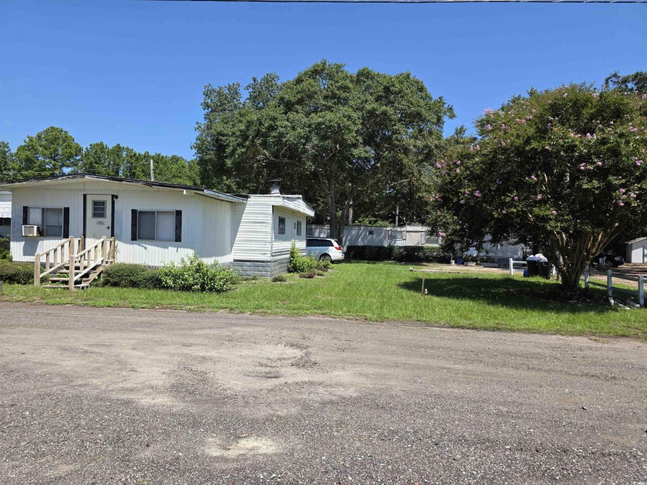 855 Nicholas St. Photo 2