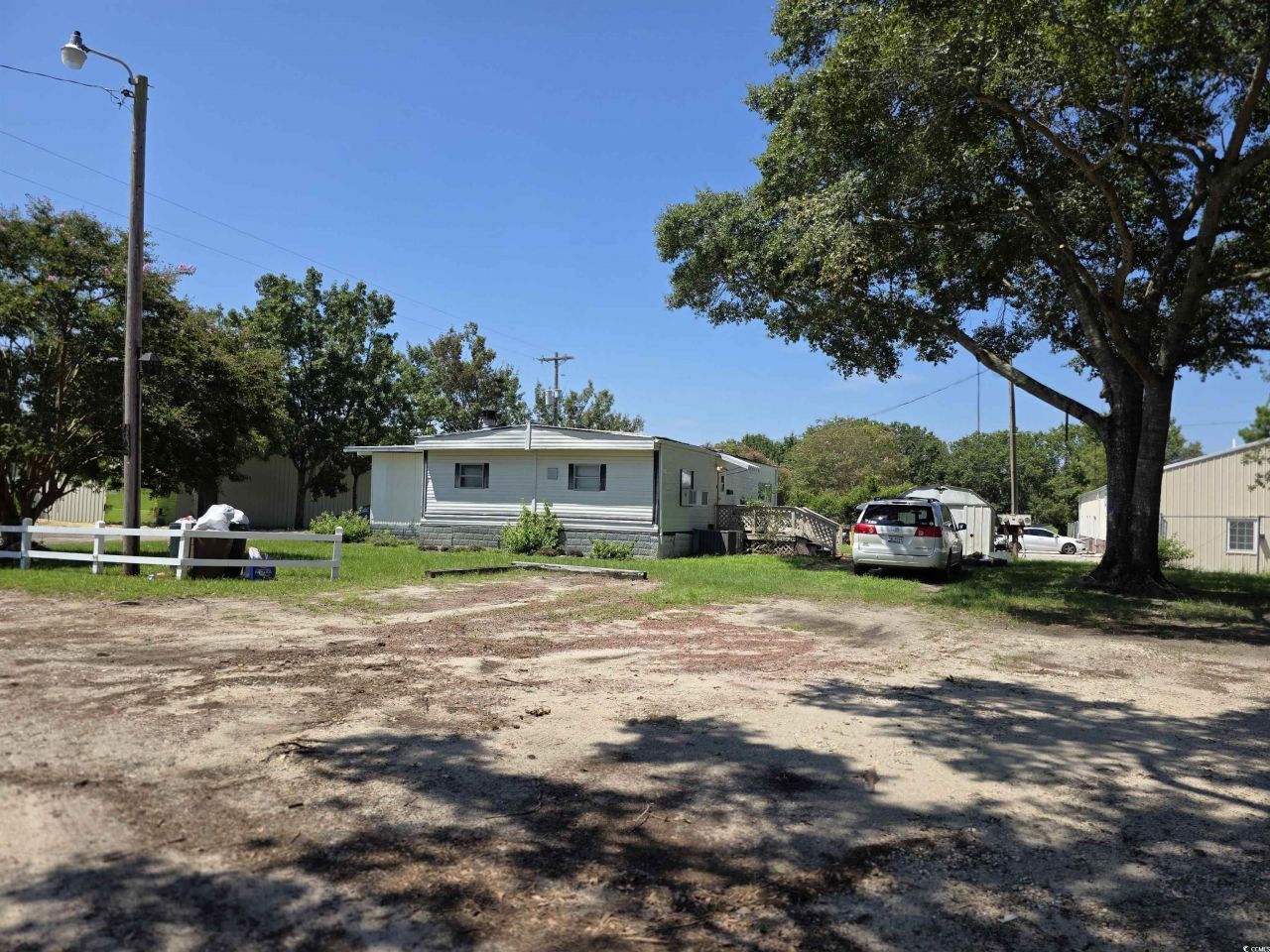 855 Nicholas St. Photo 20