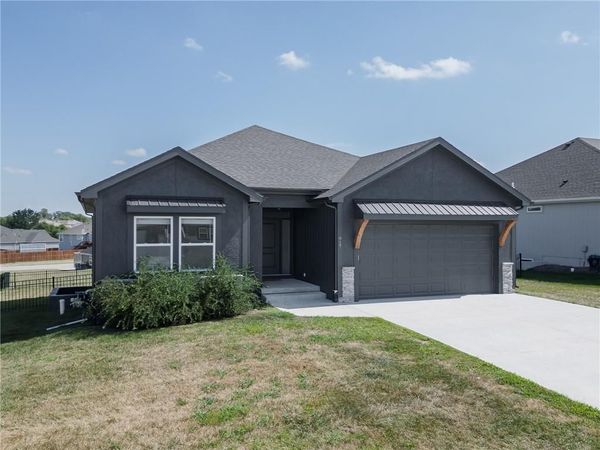 917 N Willow Court, Tonganoxie, KS 66086