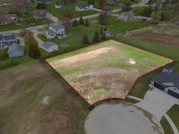 3012 Prairielight, Hiawatha, IA 52233