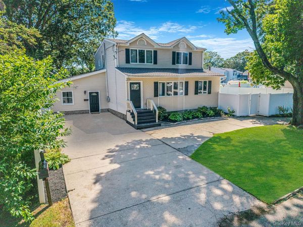 10 Roy Avenue, West Islip, NY 11795