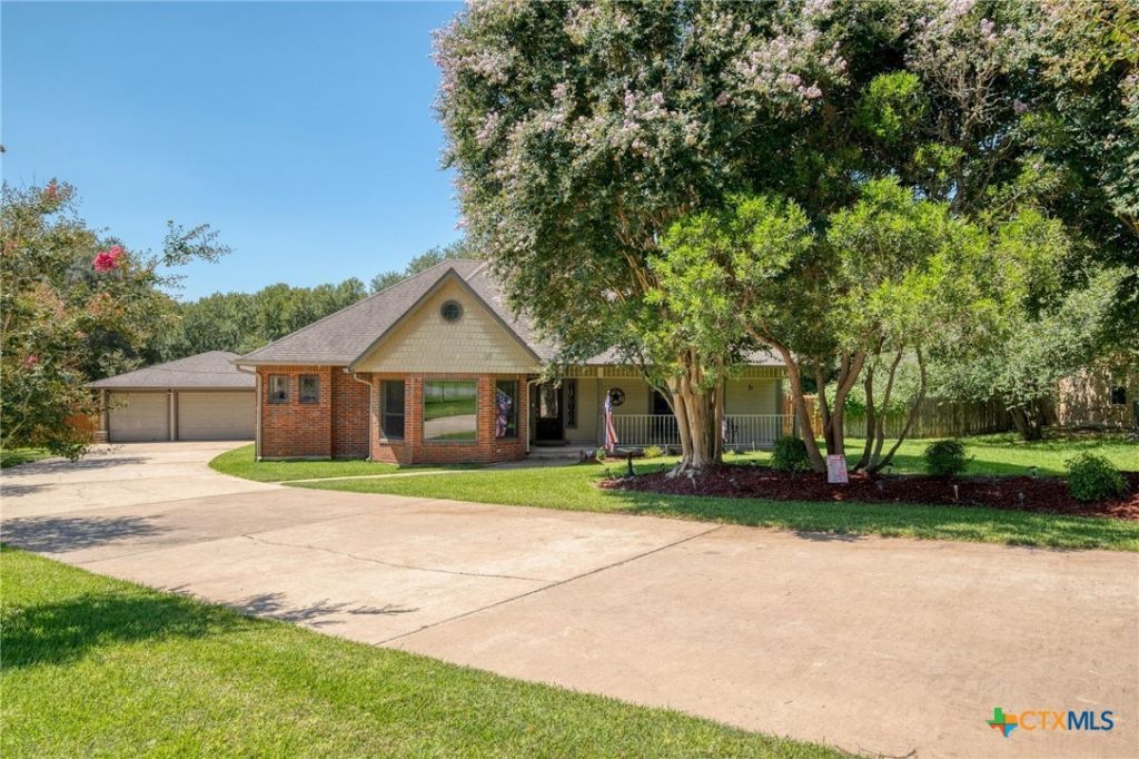 170 Oak Creek Circle, Luling, TX 78648 Main Photo