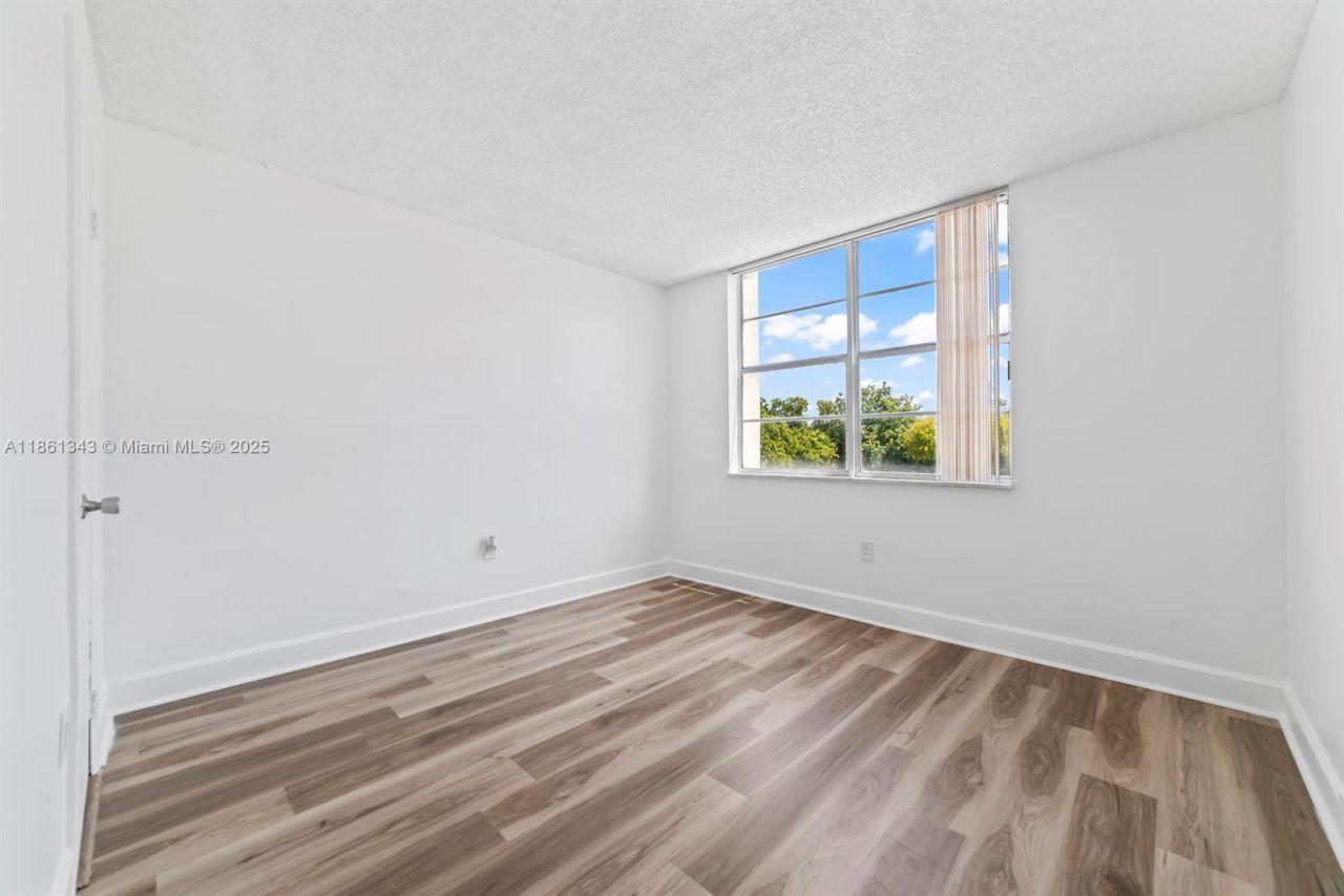 498 NW 165th St Rd, Unit D-201, Miami, FL 33169 Photo