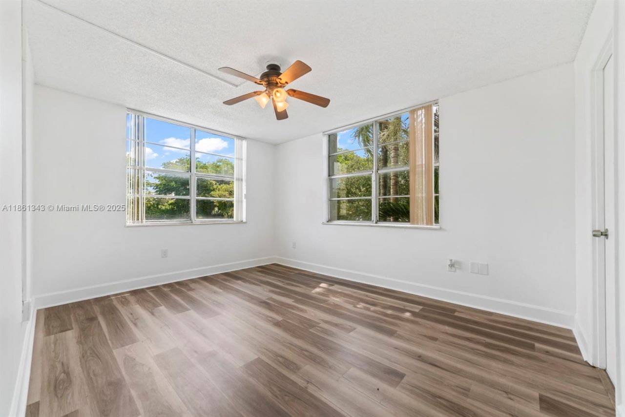 498 NW 165th St Rd, Unit D-201, Miami, FL 33169 Photo