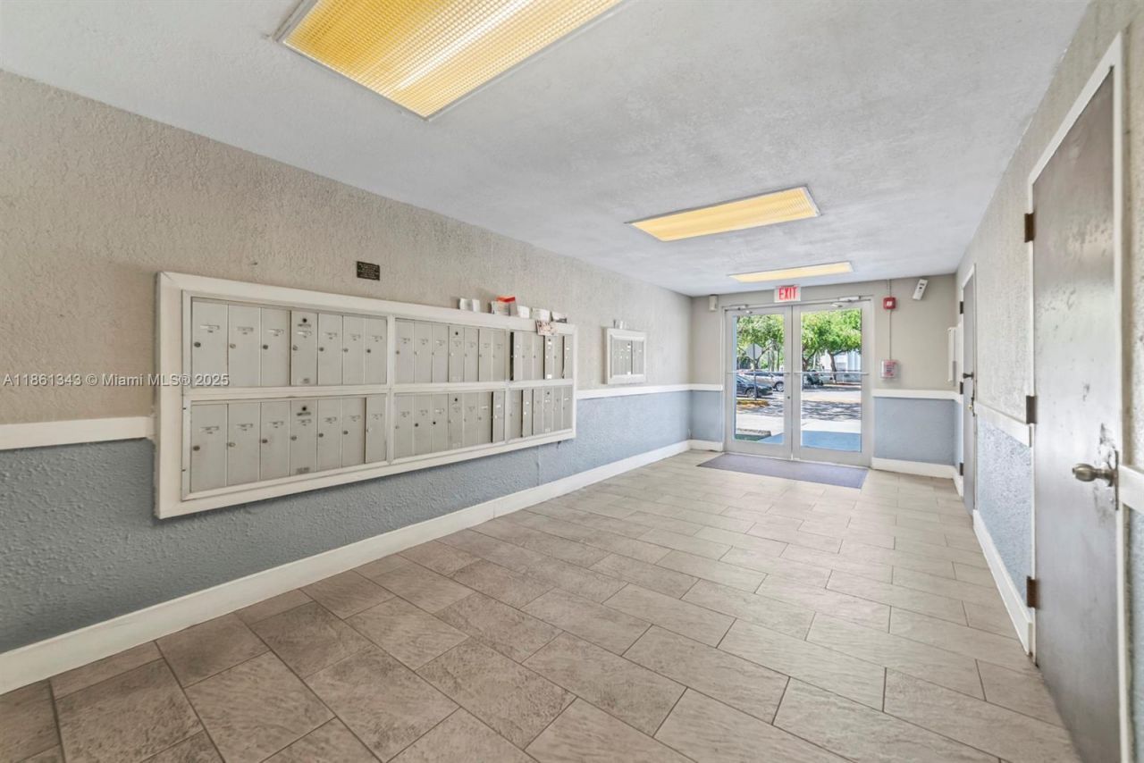 498 NW 165th St Rd, Unit D-201, Miami, FL 33169 Photo