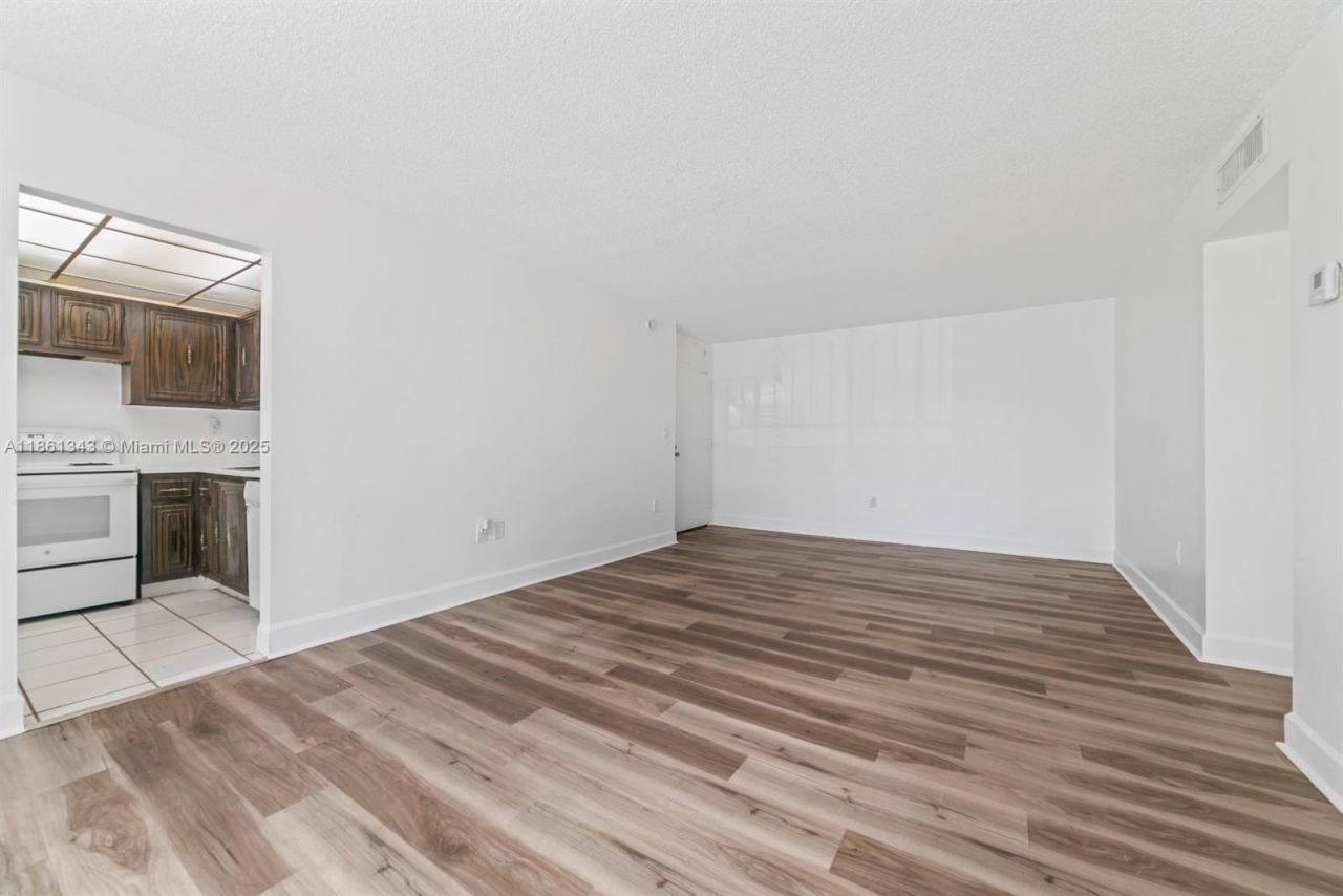 498 NW 165th St Rd, Unit D-201, Miami, FL 33169 Photo