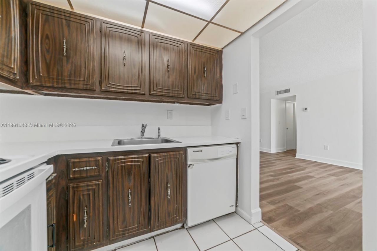 498 NW 165th St Rd, Unit D-201, Miami, FL 33169 Photo