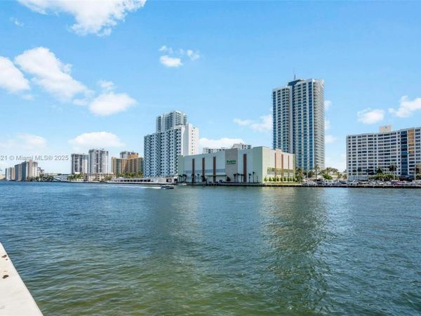 600 Parkview Dr, Unit 422(+DEN), Hallandale Beach, FL 33009