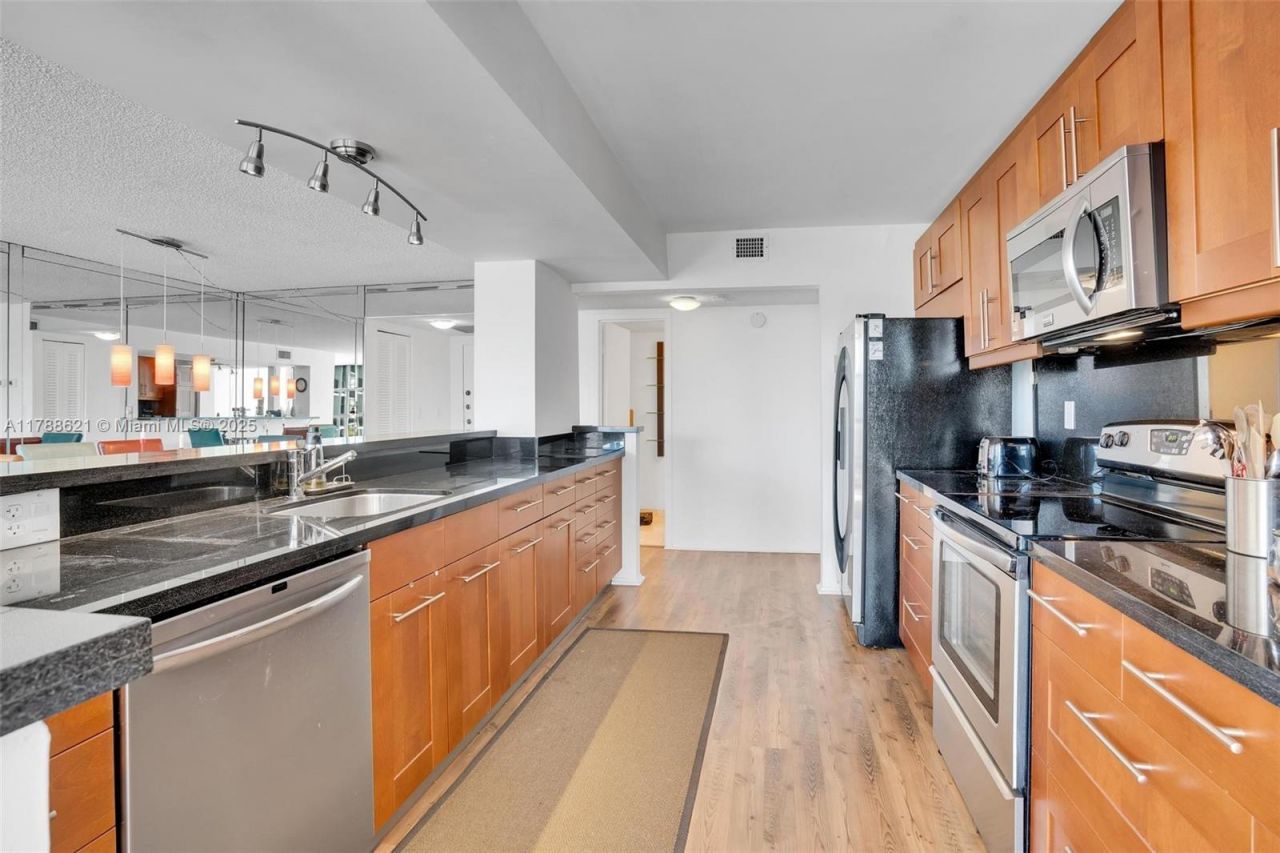 600 Parkview Dr, Unit 422(+DEN), Hallandale Beach, FL 33009 Photo