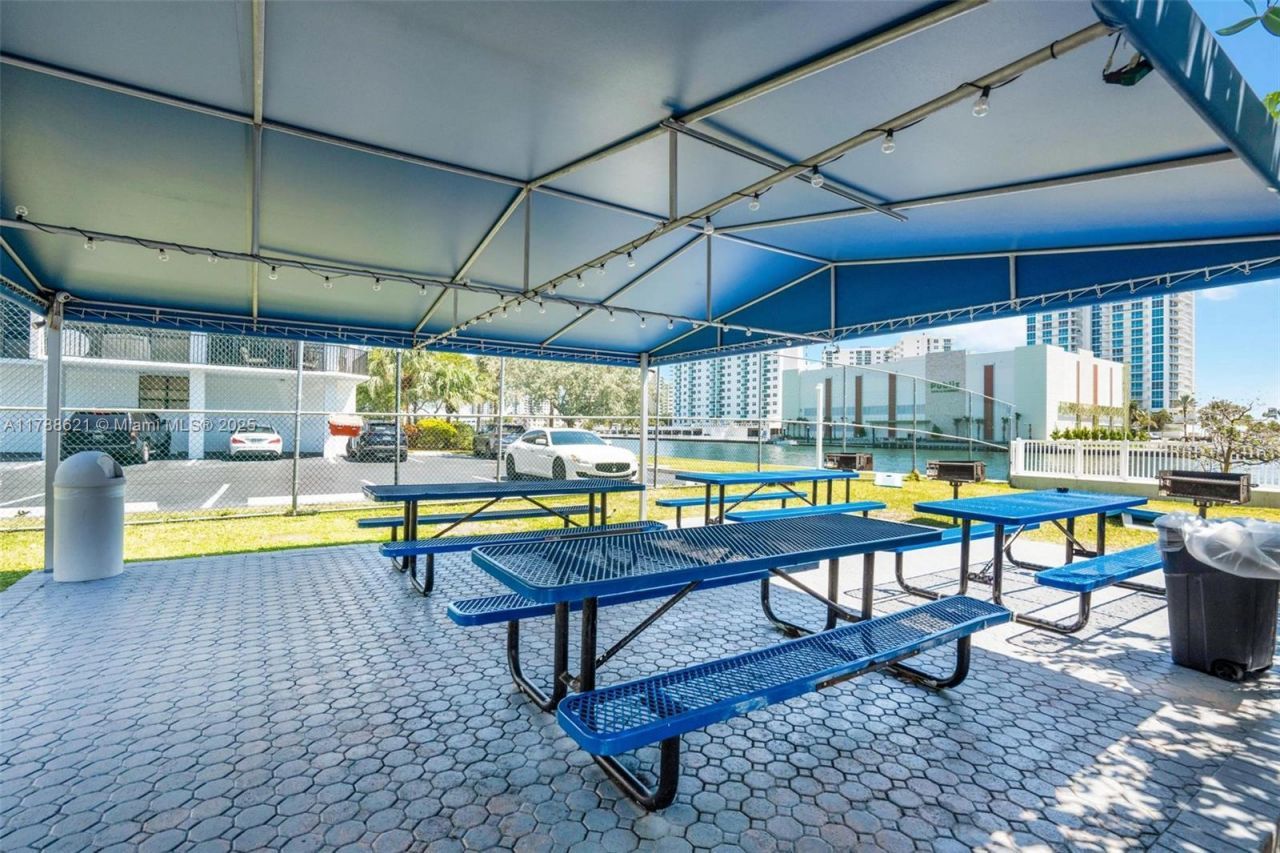 600 Parkview Dr, Unit 422(+DEN), Hallandale Beach, FL 33009 Photo