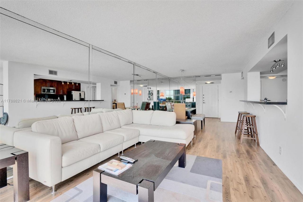 600 Parkview Dr, Unit 422(+DEN), Hallandale Beach, FL 33009 Photo