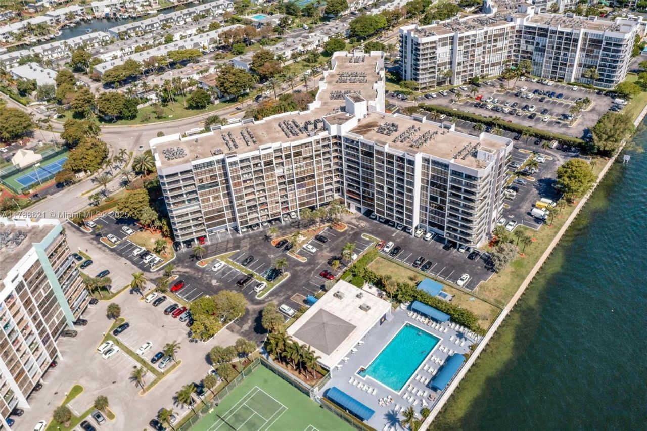 600 Parkview Dr, Unit 422(+DEN), Hallandale Beach, FL 33009 Photo