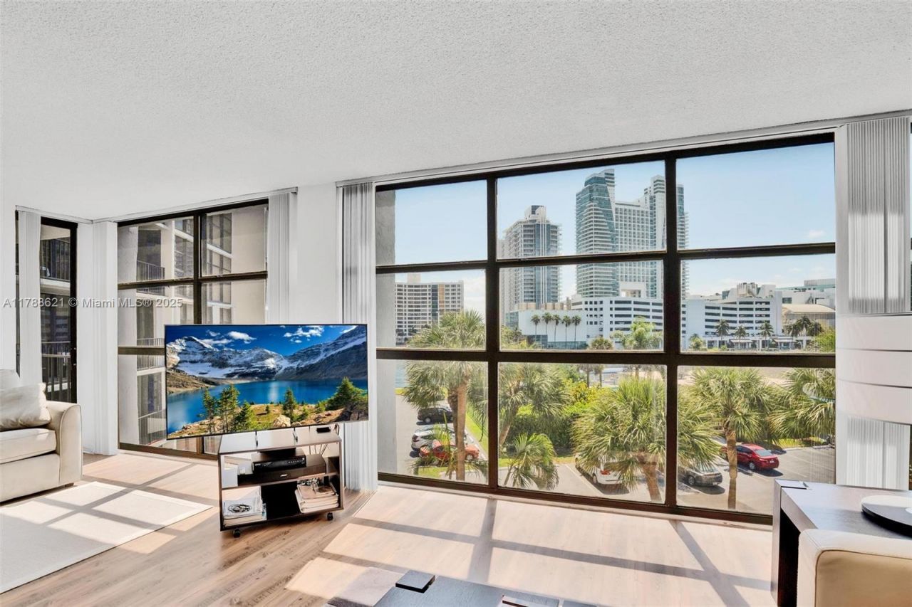 600 Parkview Dr, Unit 422(+DEN), Hallandale Beach, FL 33009 Photo