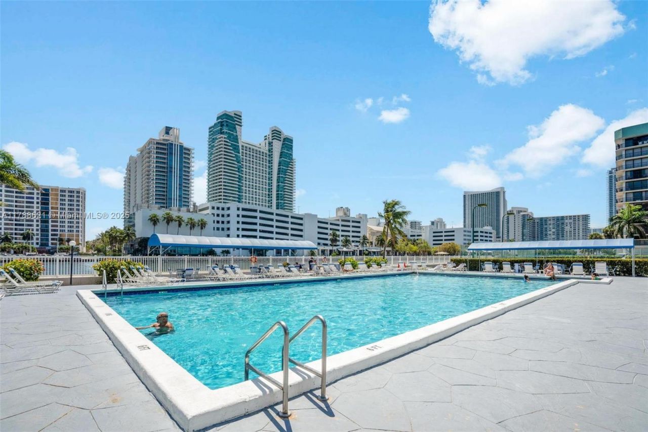 600 Parkview Dr, Unit 422(+DEN), Hallandale Beach, FL 33009 Photo