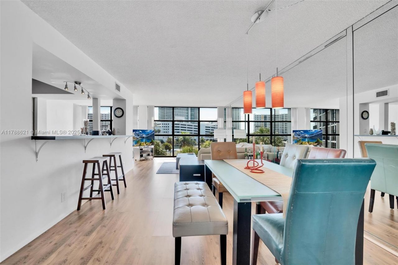 600 Parkview Dr, Unit 422(+DEN), Hallandale Beach, FL 33009 Photo