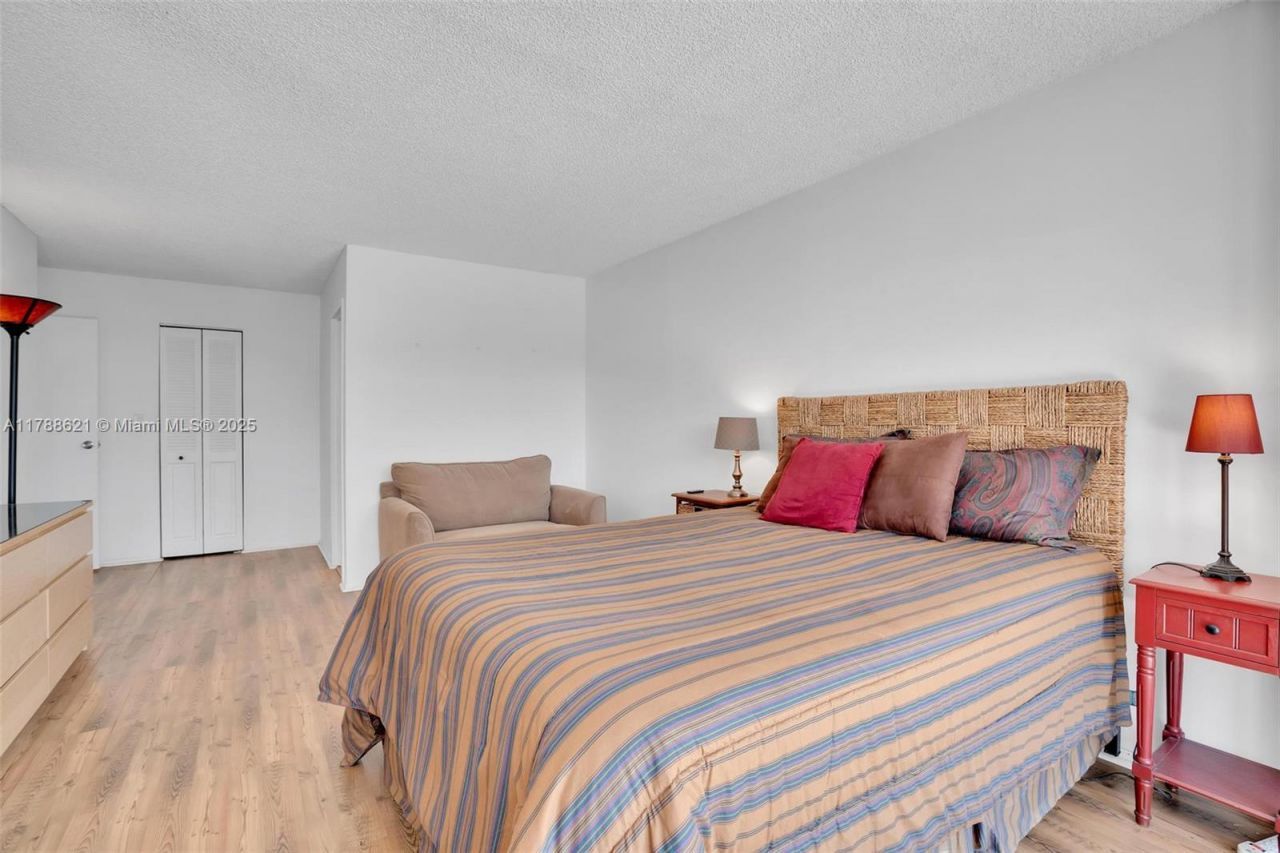 600 Parkview Dr, Unit 422(+DEN), Hallandale Beach, FL 33009 Photo