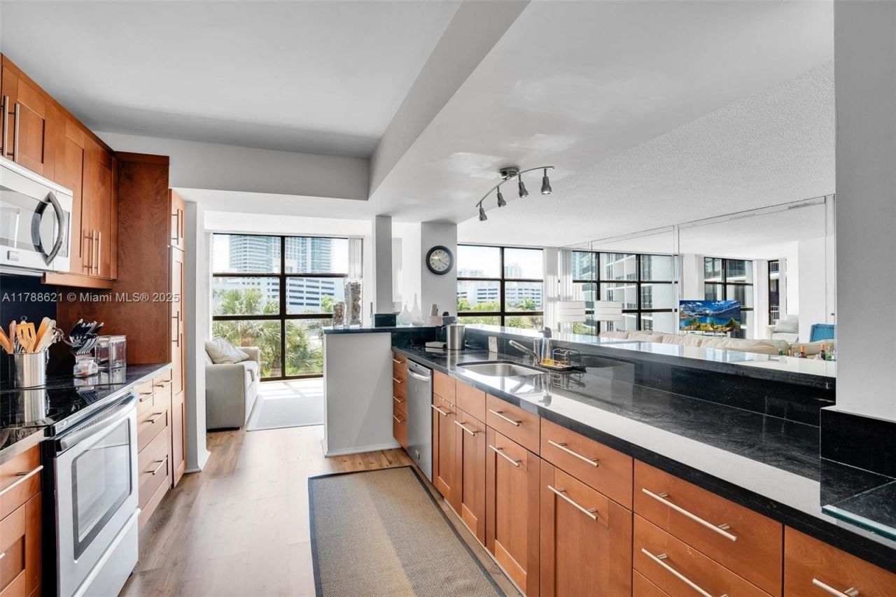 600 Parkview Dr, Unit 422(+DEN), Hallandale Beach, FL 33009 Photo