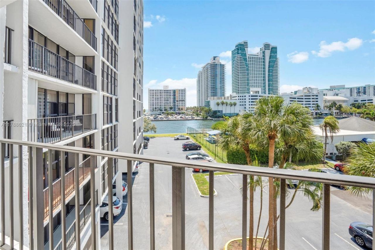 600 Parkview Dr, Unit 422(+DEN), Hallandale Beach, FL 33009 Photo
