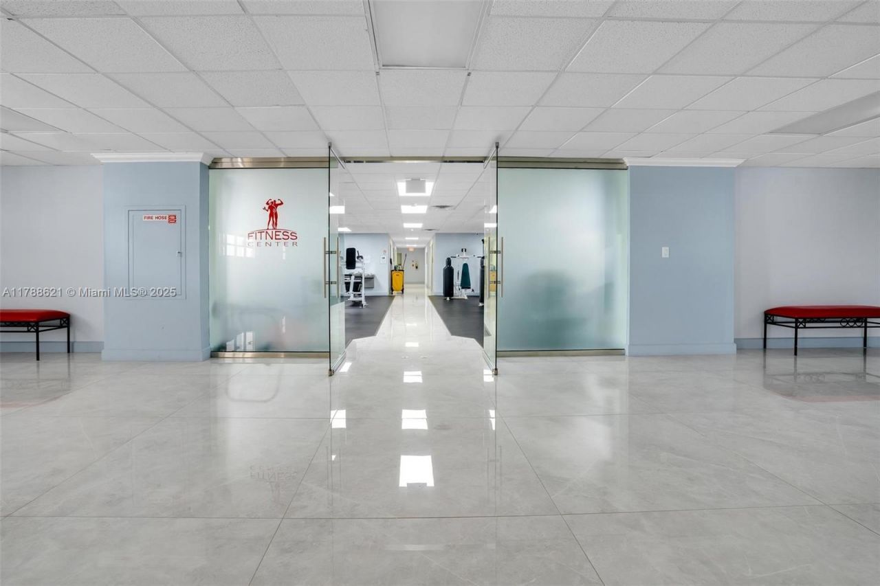 600 Parkview Dr, Unit 422(+DEN), Hallandale Beach, FL 33009 Photo