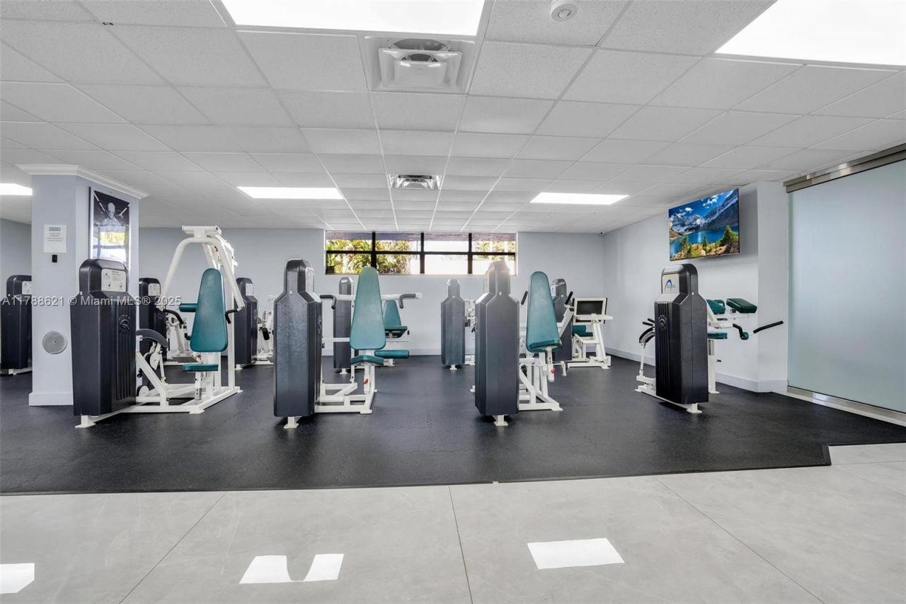 600 Parkview Dr, Unit 422(+DEN), Hallandale Beach, FL 33009 Photo