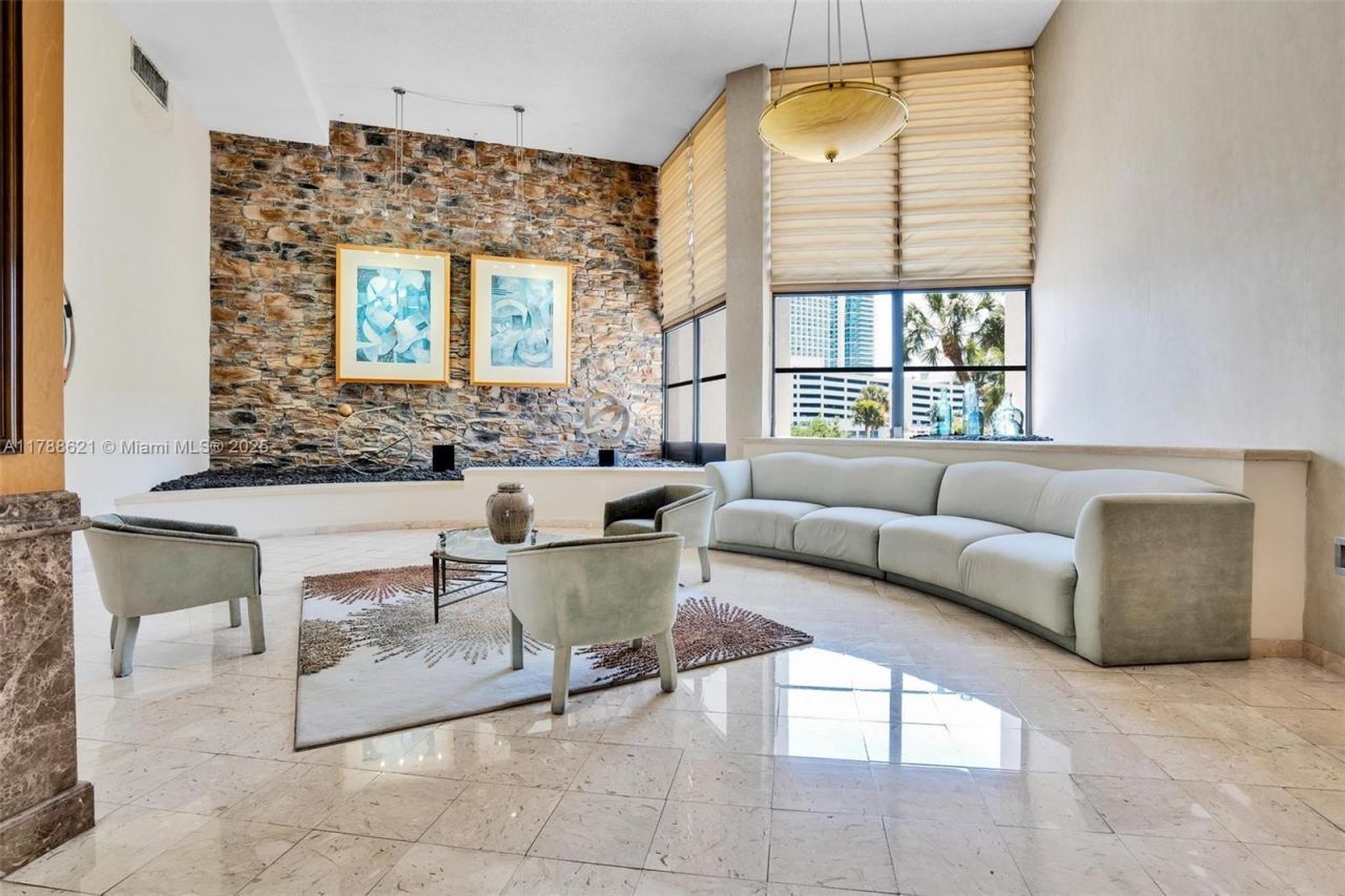 600 Parkview Dr, Unit 422(+DEN), Hallandale Beach, FL 33009 Photo