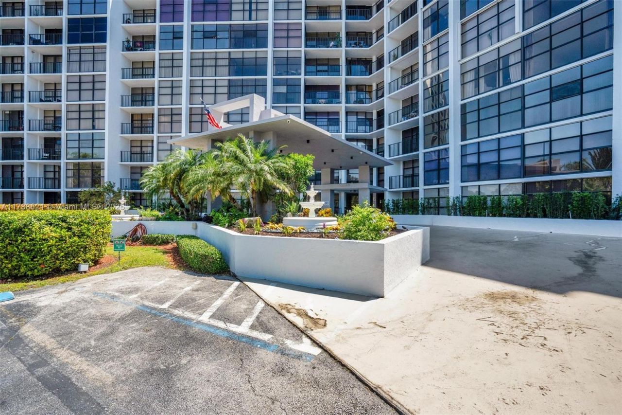600 Parkview Dr, Unit 422(+DEN), Hallandale Beach, FL 33009 Photo
