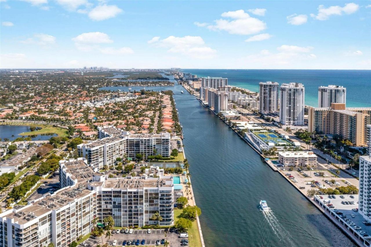 600 Parkview Dr, Unit 422(+DEN), Hallandale Beach, FL 33009 Photo