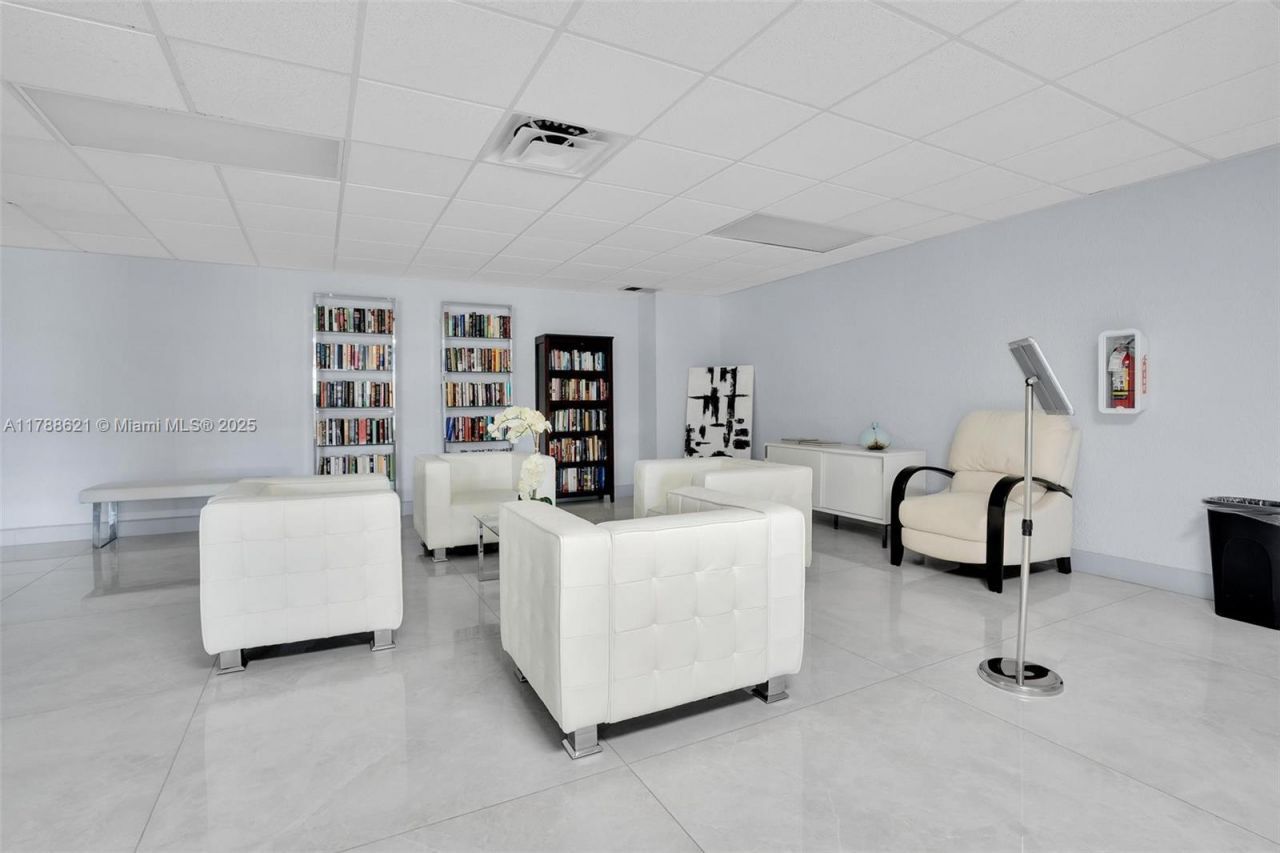 600 Parkview Dr, Unit 422(+DEN), Hallandale Beach, FL 33009 Photo