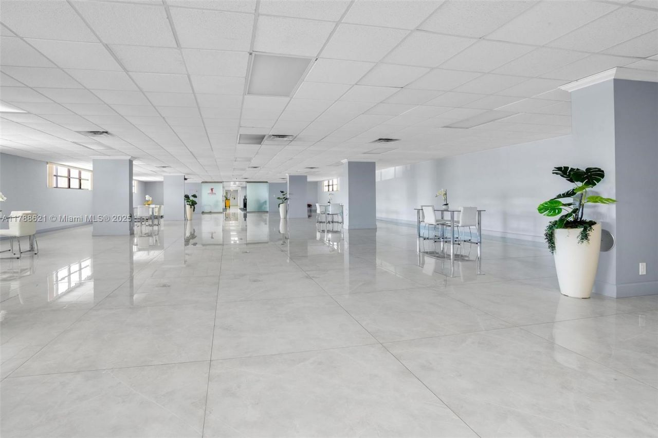 600 Parkview Dr, Unit 422(+DEN), Hallandale Beach, FL 33009 Photo