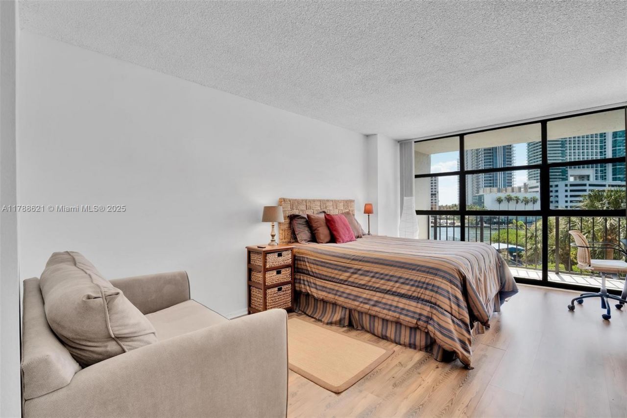 600 Parkview Dr, Unit 422(+DEN), Hallandale Beach, FL 33009 Photo