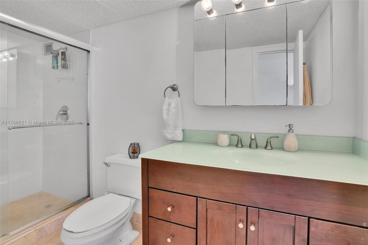 600 Parkview Dr, Unit 422(+DEN), Hallandale Beach, FL 33009 Photo