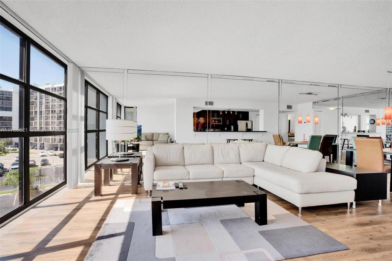 600 Parkview Dr, Unit 422(+DEN), Hallandale Beach, FL 33009 Photo