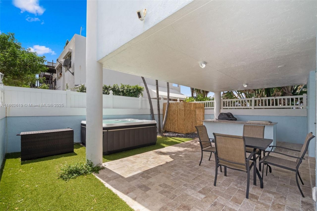 311 N Surf Rd, Unit 311, Hollywood, FL 33019 Photo