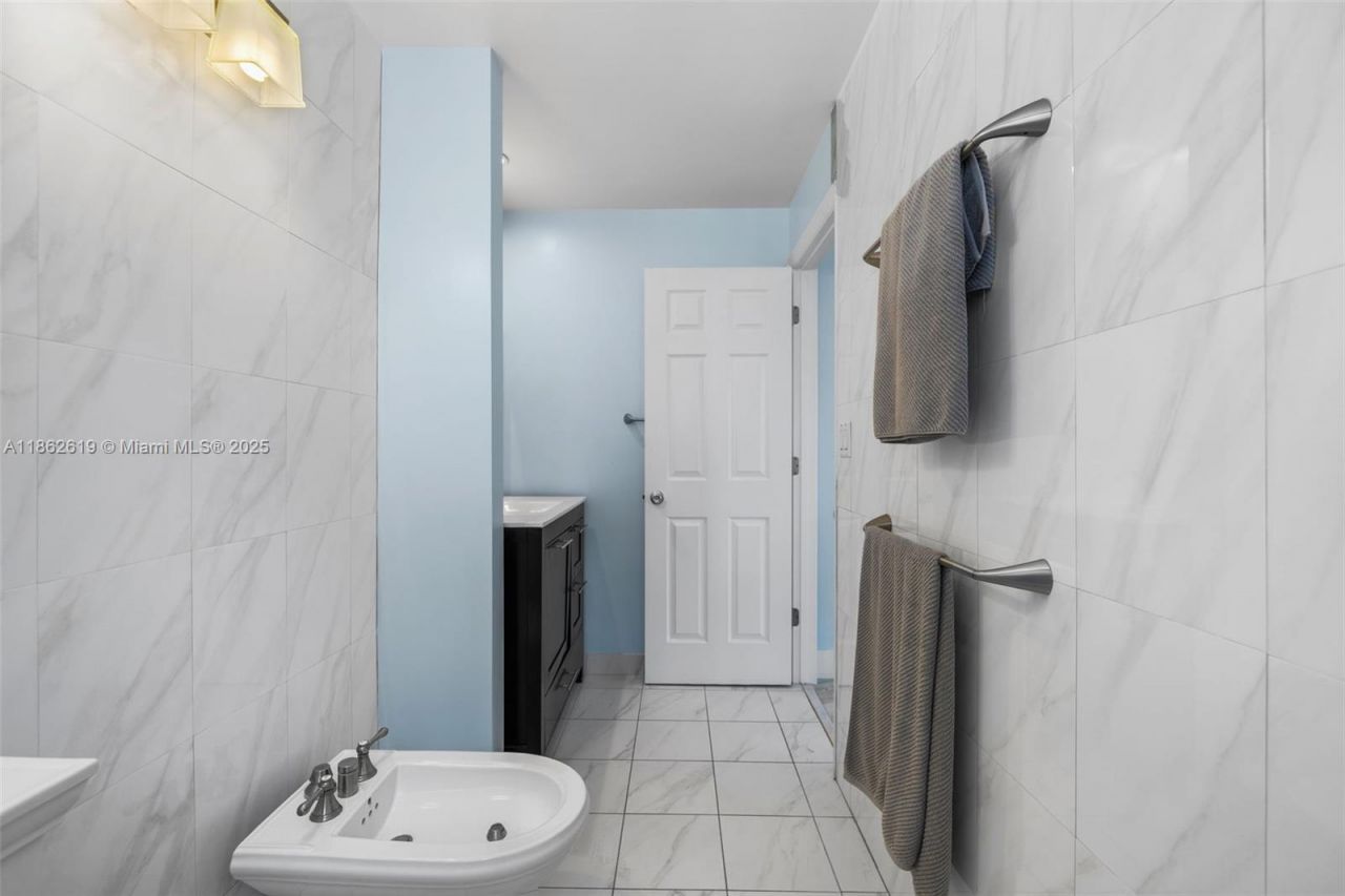 311 N Surf Rd, Unit 311, Hollywood, FL 33019 Photo