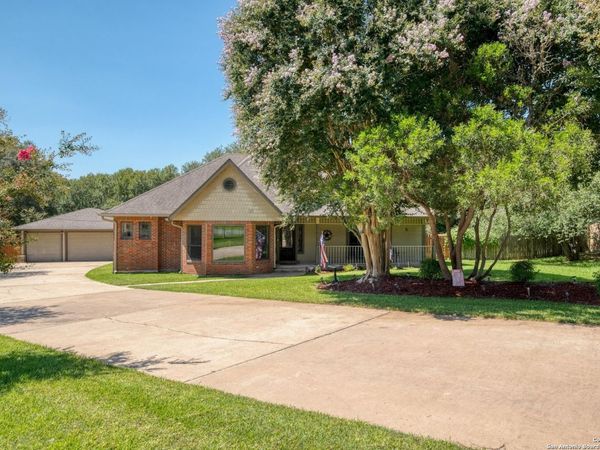 170 Oak Creek Cir, Luling, TX 78648