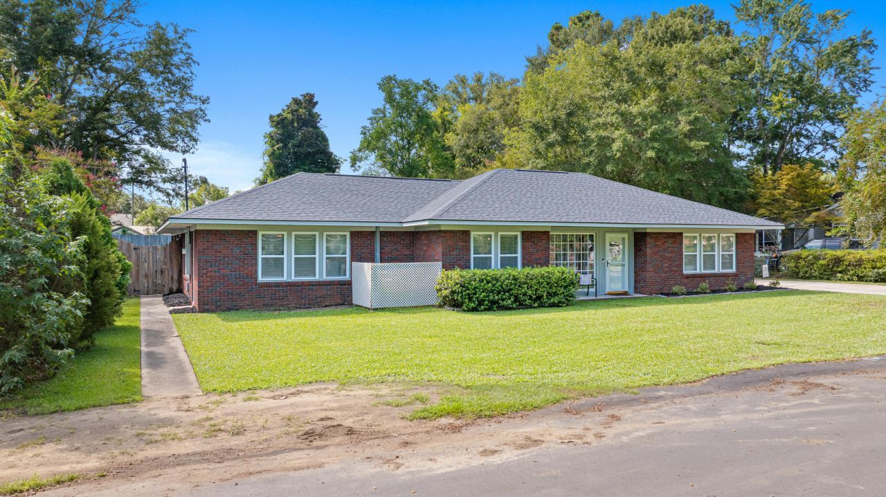 106 Goodwin Street Photo 4