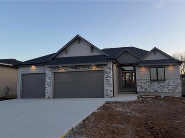 911 Savannah Lane, Greenwood, MO 64034