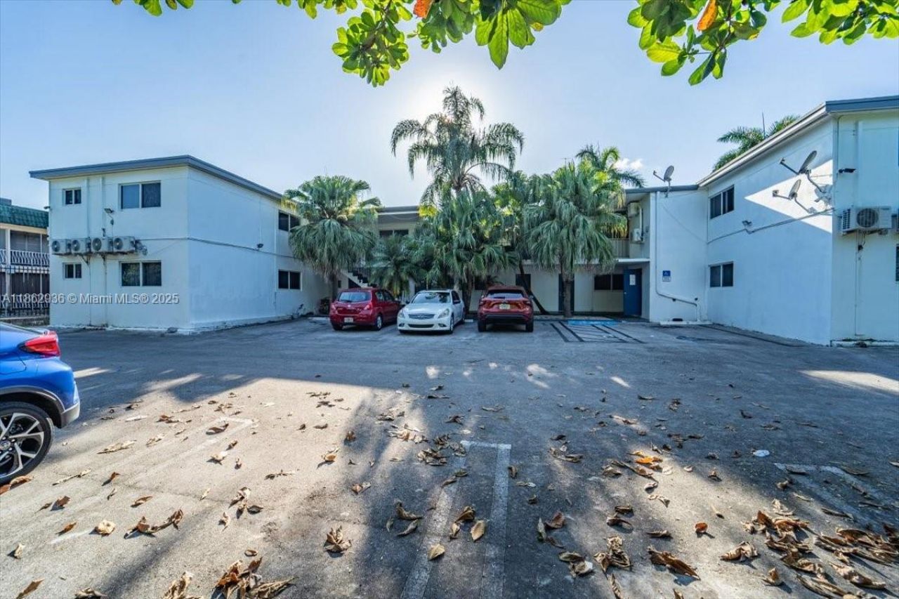 13201 Memorial Hwy, North Miami, FL 33161 Photo