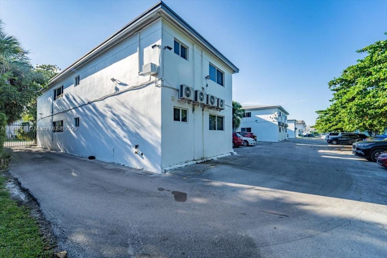 13201 Memorial Hwy, North Miami, FL 33161 Photo