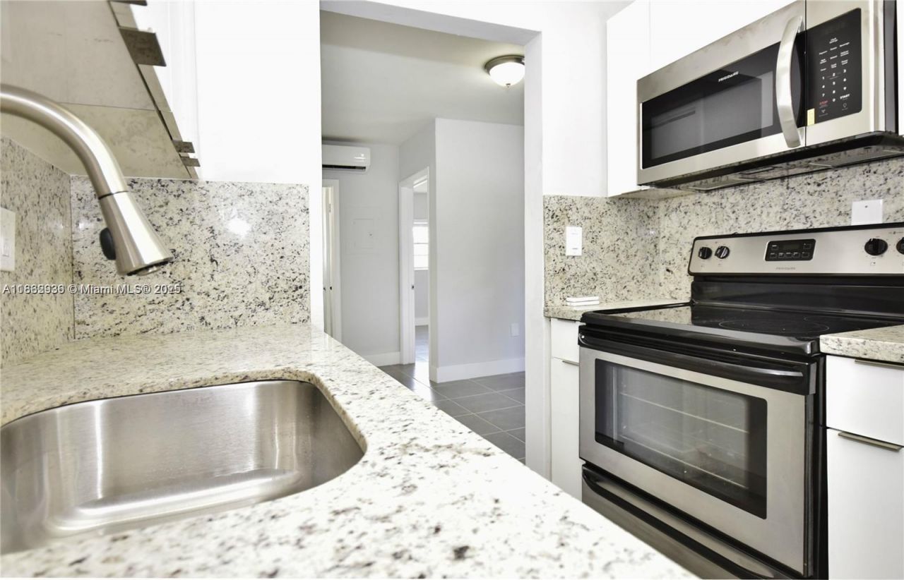 13201 Memorial Hwy, North Miami, FL 33161 Photo