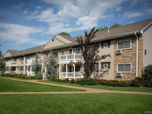 668 Veterans Highway, Unit 2-2d, Hauppauge, NY 11788