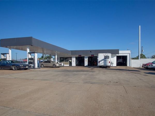 6705 Meadowbrook Drive, Fort Worth, TX 76112