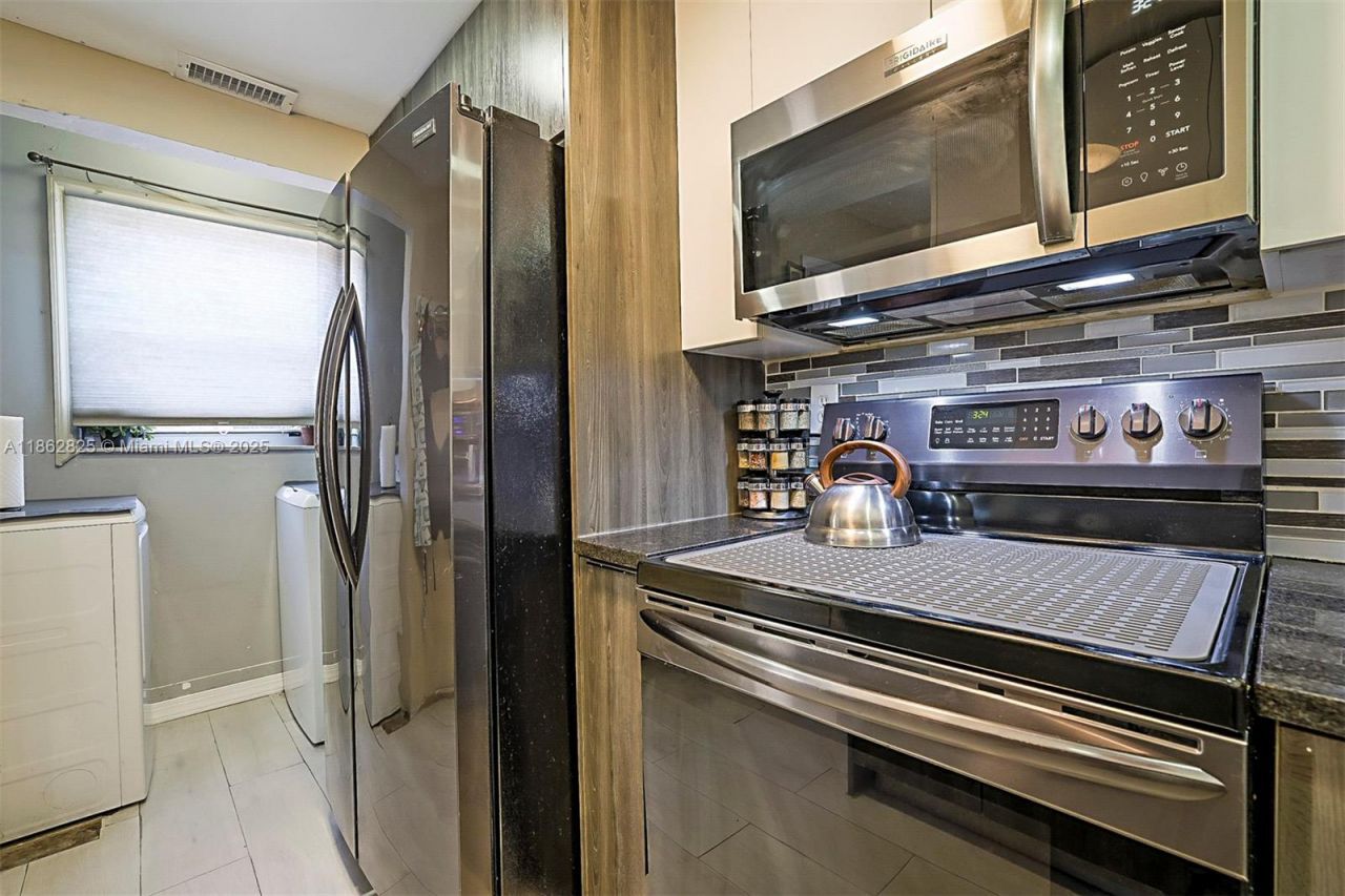 1705 W 57th St, Unit 506, Hialeah, FL 33012 Photo