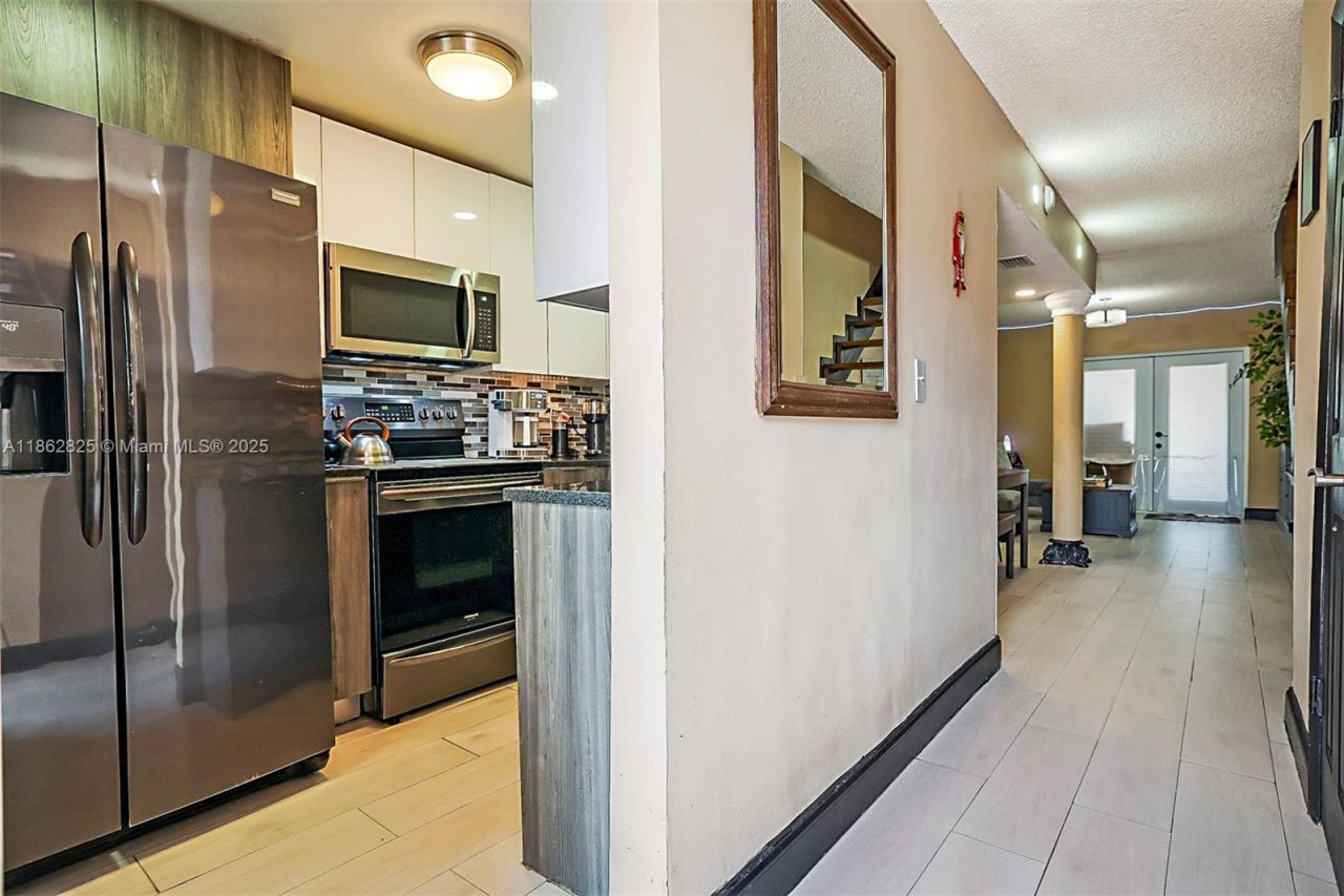 1705 W 57th St, Unit 506, Hialeah, FL 33012 Photo