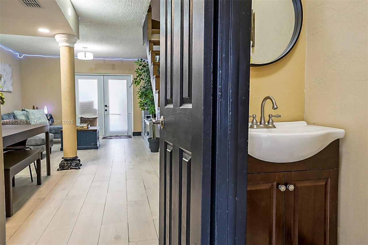 1705 W 57th St, Unit 506, Hialeah, FL 33012 Photo