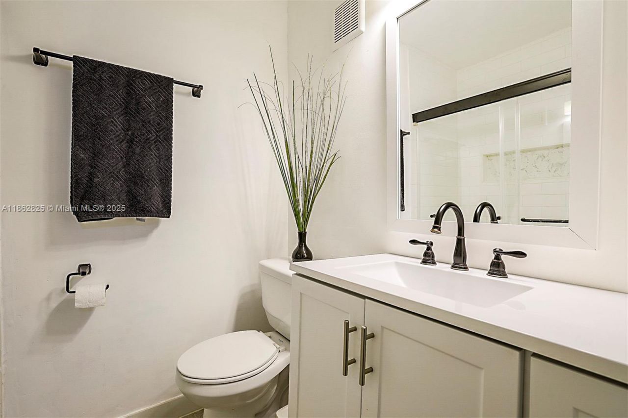 1705 W 57th St, Unit 506, Hialeah, FL 33012 Photo