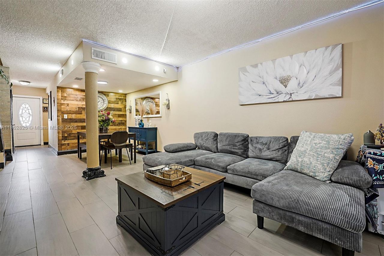 1705 W 57th St, Unit 506, Hialeah, FL 33012 Photo